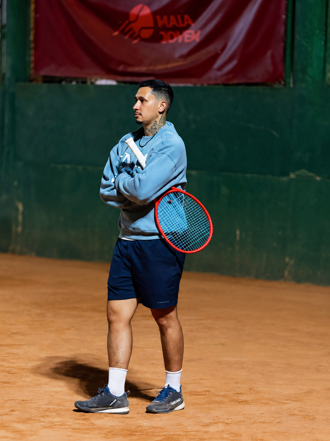 Lucas Lima num campo de ténis